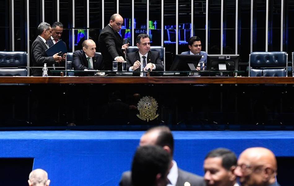 O presidente do Senado, Rodrigo Pacheco (PSD-MG), comanda sessão na Casa (Foto: Jefferson Rudy/Agência Senado)