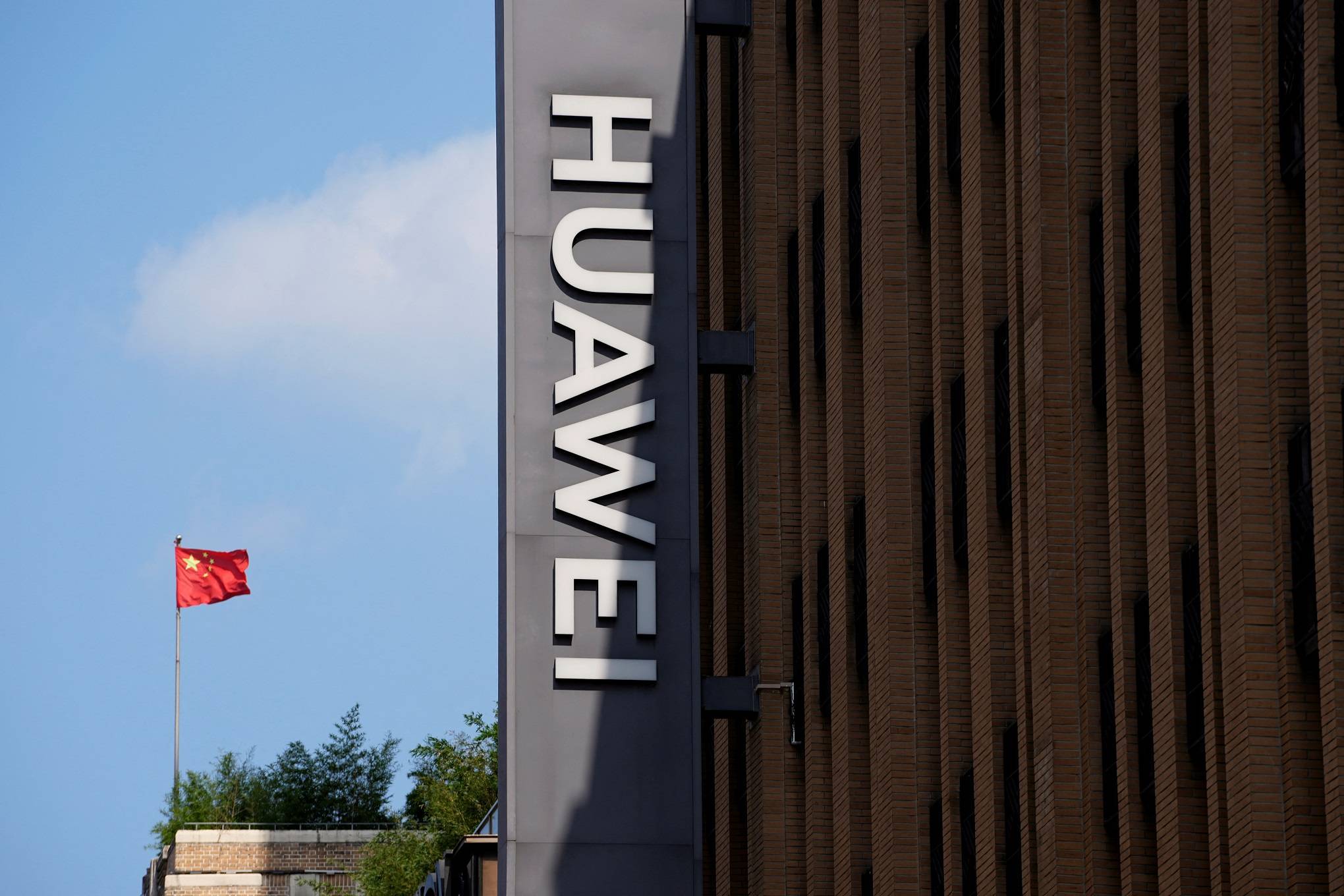Bandeira da China próxima a loja da Huawei, em Xangai, na China (REUTERS/Aly Song)