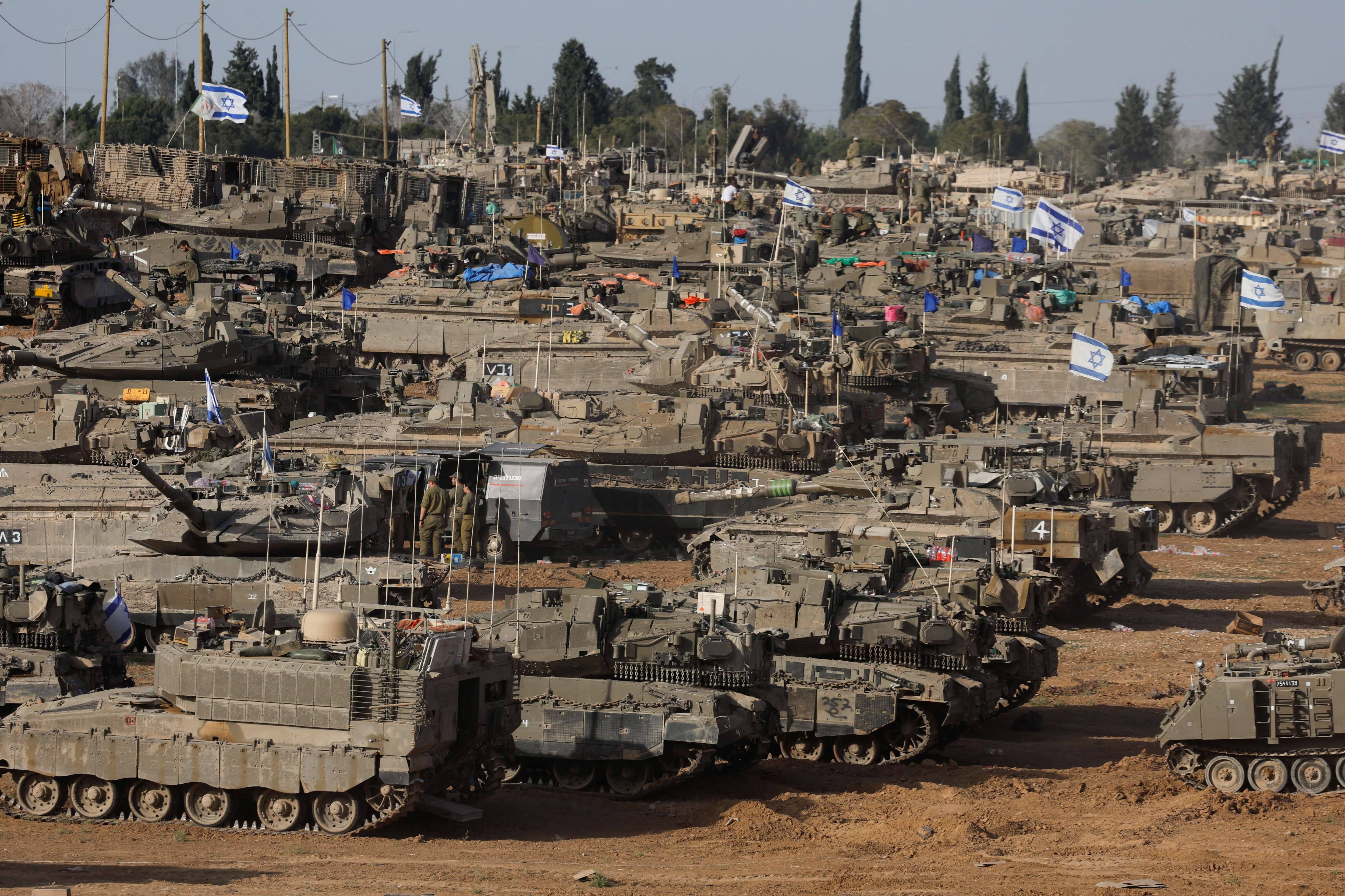 Veículos militares de Israel perto da fronteira com Gaza (Foto: Amir Cohen/Reuters)