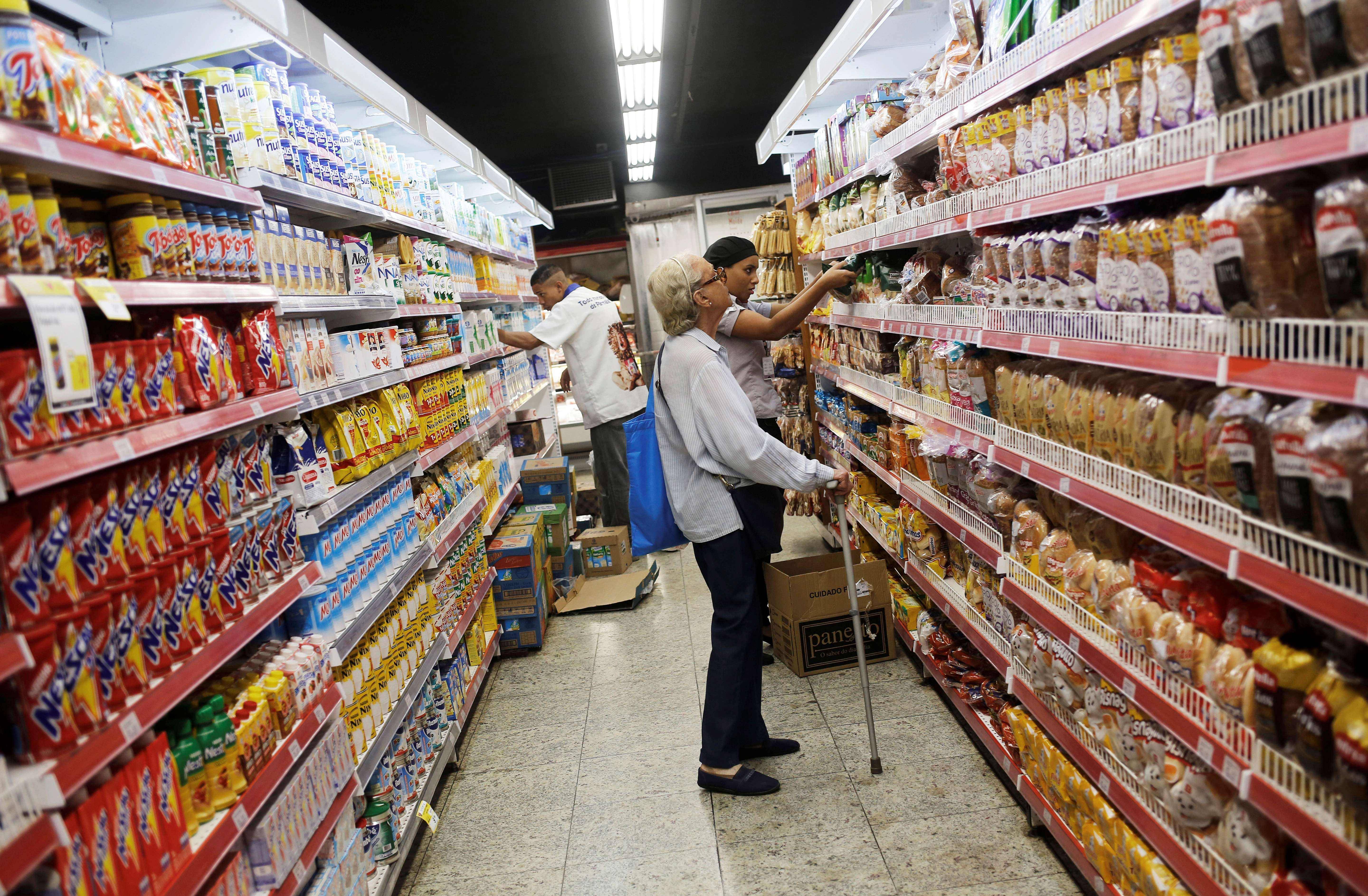 Movimentação em supermercado no Rio de Janeiro  (Reuters/Nacho Doce)