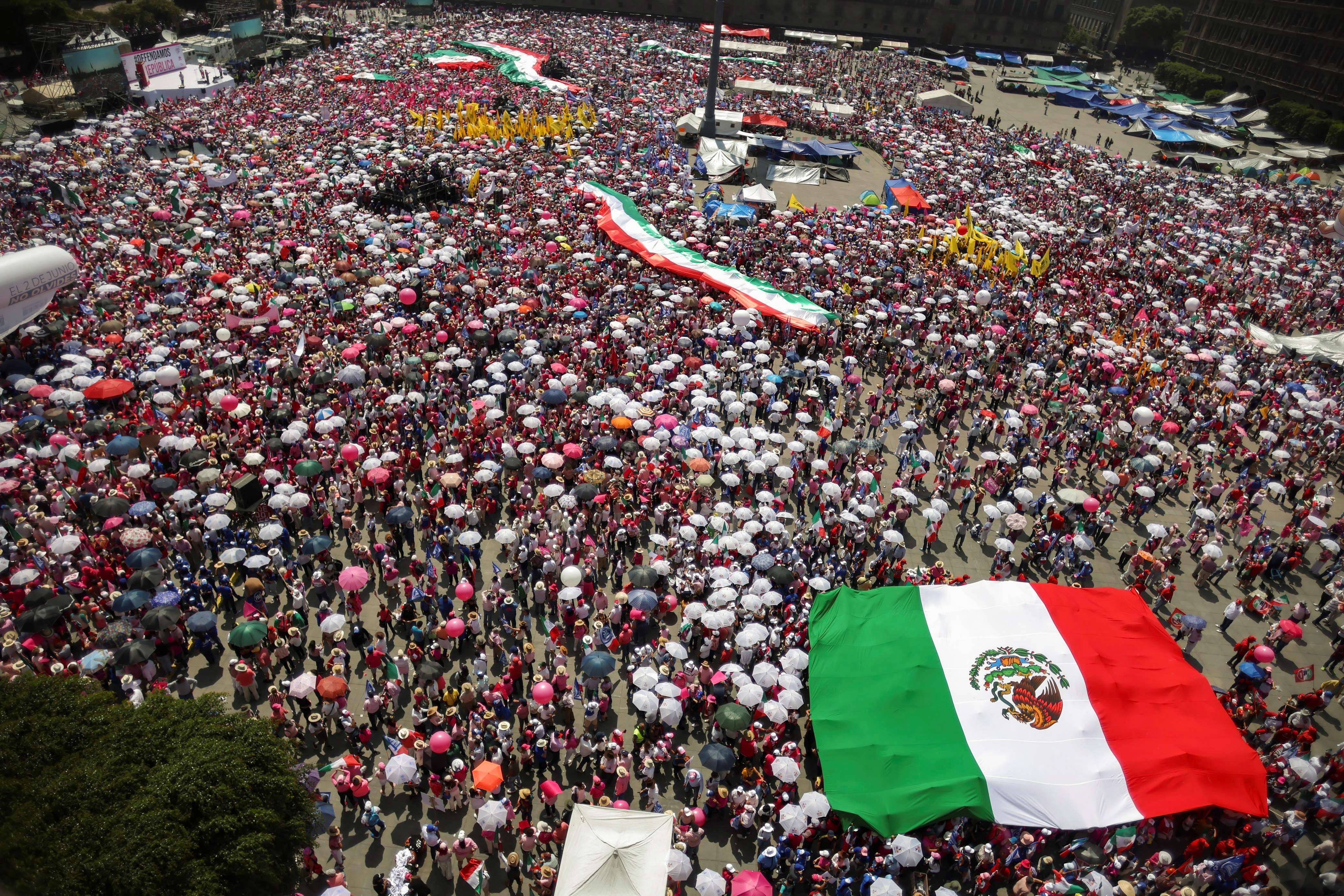 Manifestantes se reúnem em apoio à democracia na Praça Zocalo, na Cidade do México - 19/05/2024  (Foto: Gustavo Graf/Reuters)