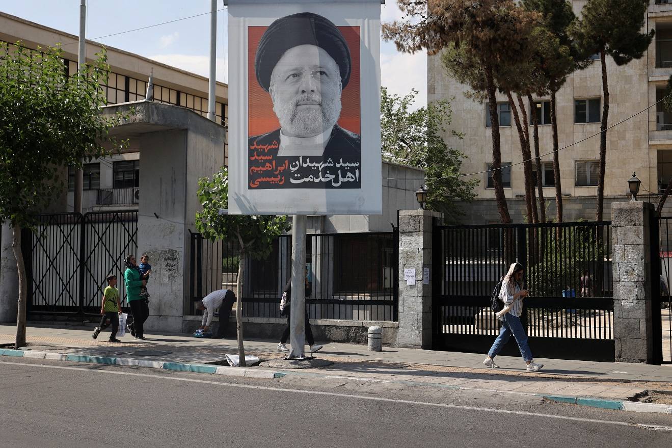 Cartaz com foto do presidente Ebrahim Raisi em rua de Teerã 20/5/2024 Majid Asgaripour/WANA (West Asia News Agency) via REUTERS
