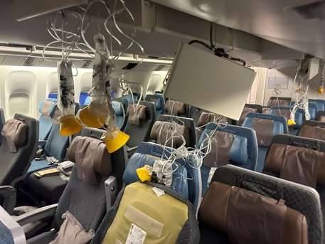 Interior do voo da Singapore Airlines após um pouso de emergência em Bangkok, na Tailândia - 21/05/2024.(Foto: Stringer/Reuters)