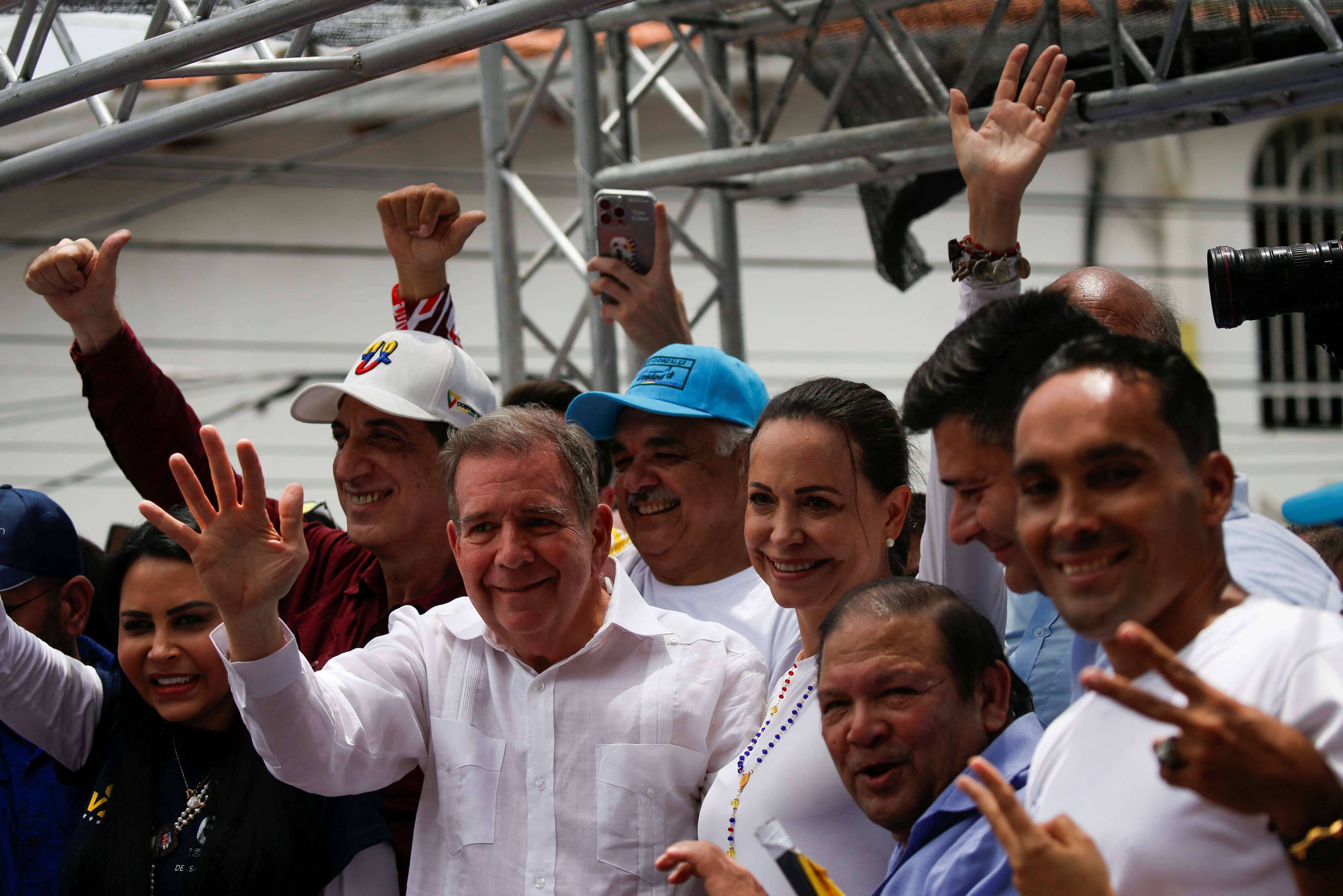 A líder da oposição, María Corina Machado, e Edmundo González (ao centro) em La Victoria - 18/5/2024 (Foto: Leonardo Fernández Viloria/Reuters)