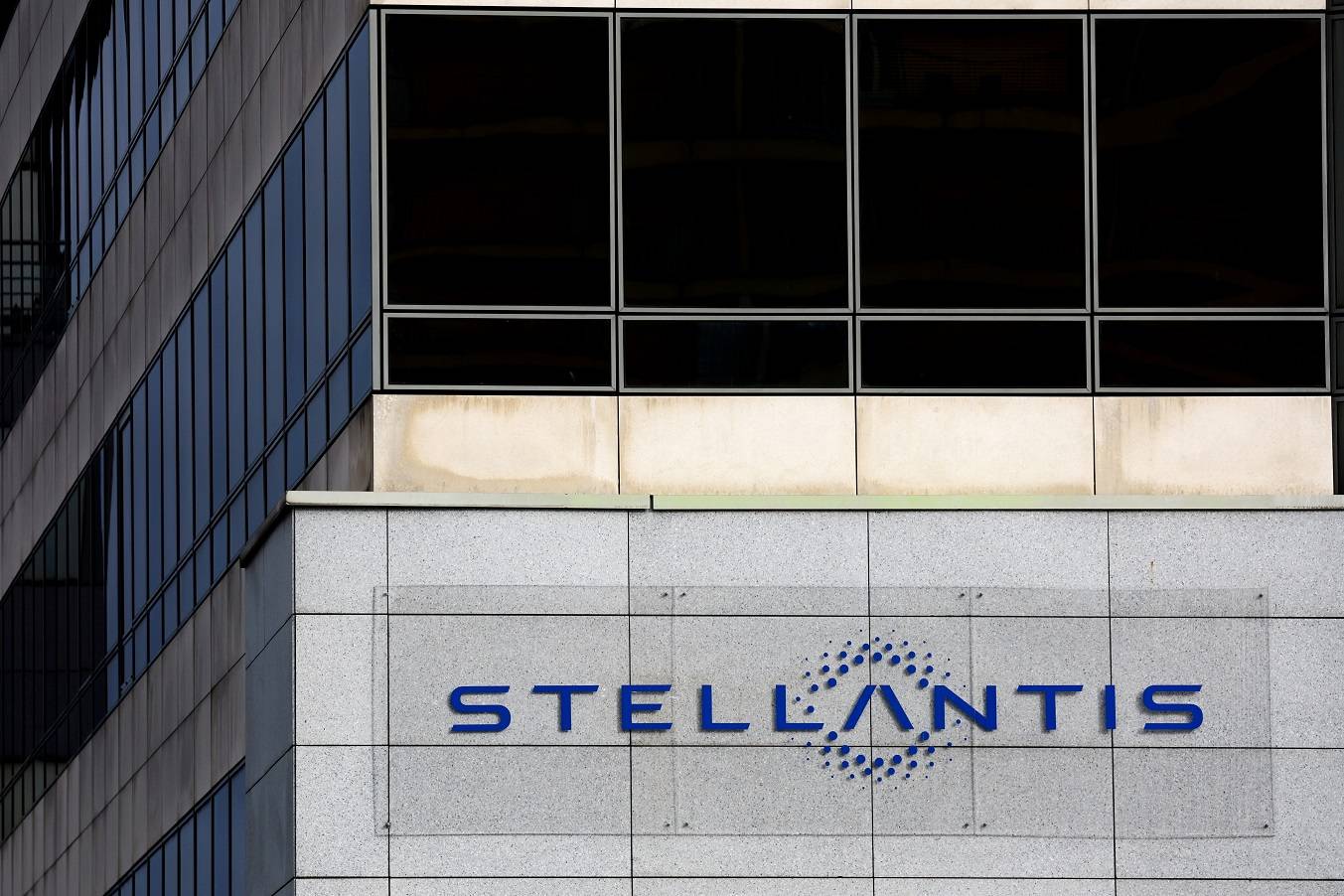 Logotipo da Stellantis em Poissy, perto de Paris. 
20/02/2022
REUTERS/Gonzalo Fuentes