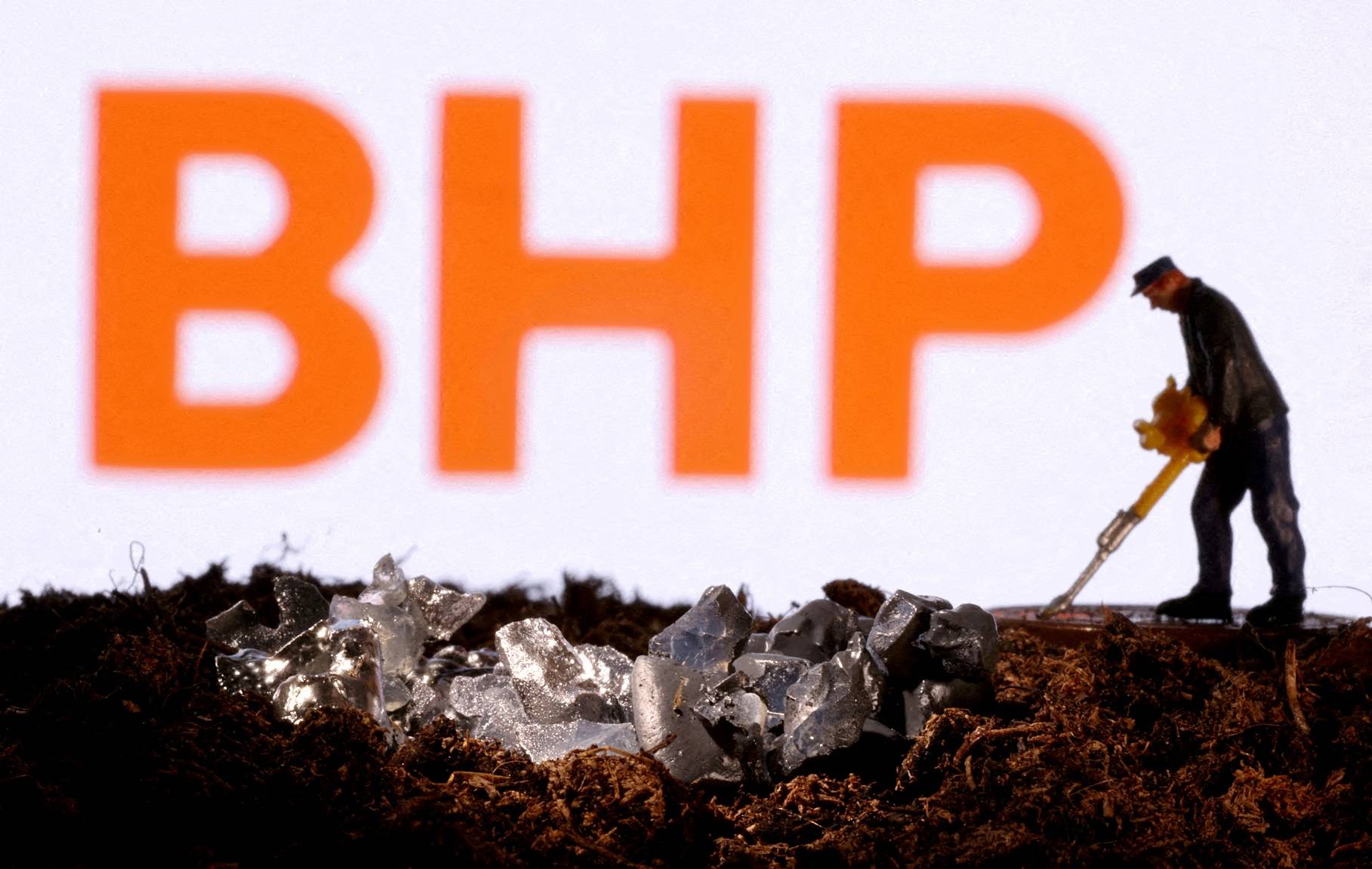 Ilustração com logo da BHP. (Foto: REUTERS)