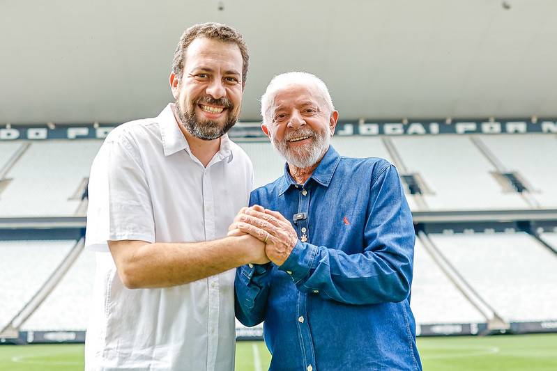 O presidente Luiz Inácio Lula da Silva (PT) ao lado do deputado Guilherme Boulos (PSOL-SP), durante visita ao campo da Arena Corinthians, no Dia do Trabalhador (Foto: Ricardo Stuckert / PR)