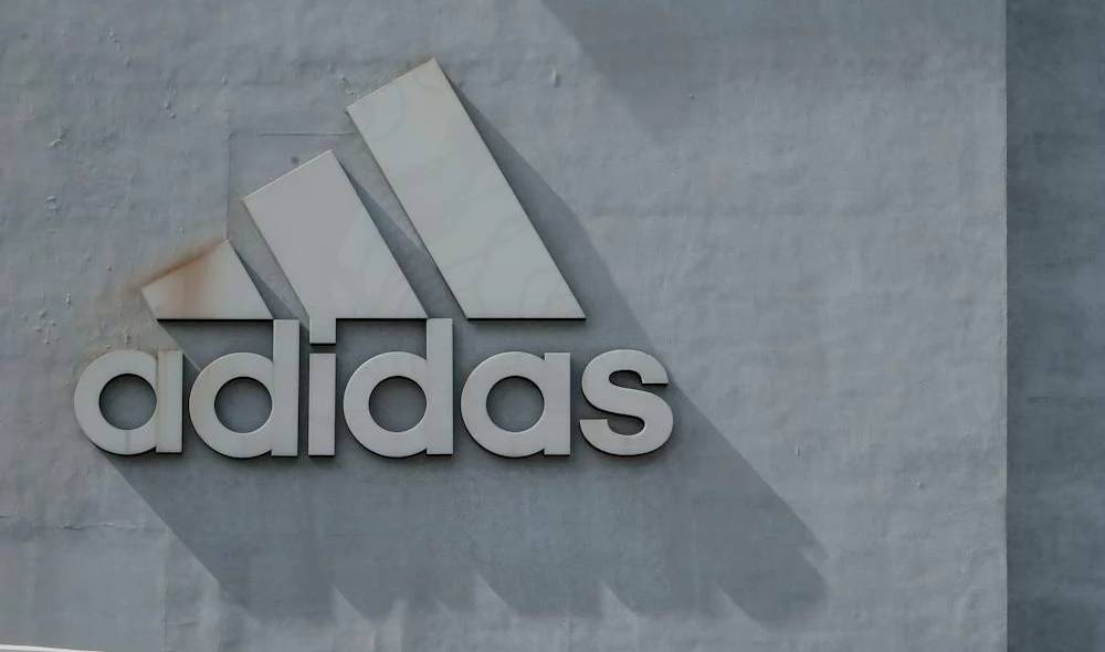Logo da Adidas (Henry  & Co./Pexels)