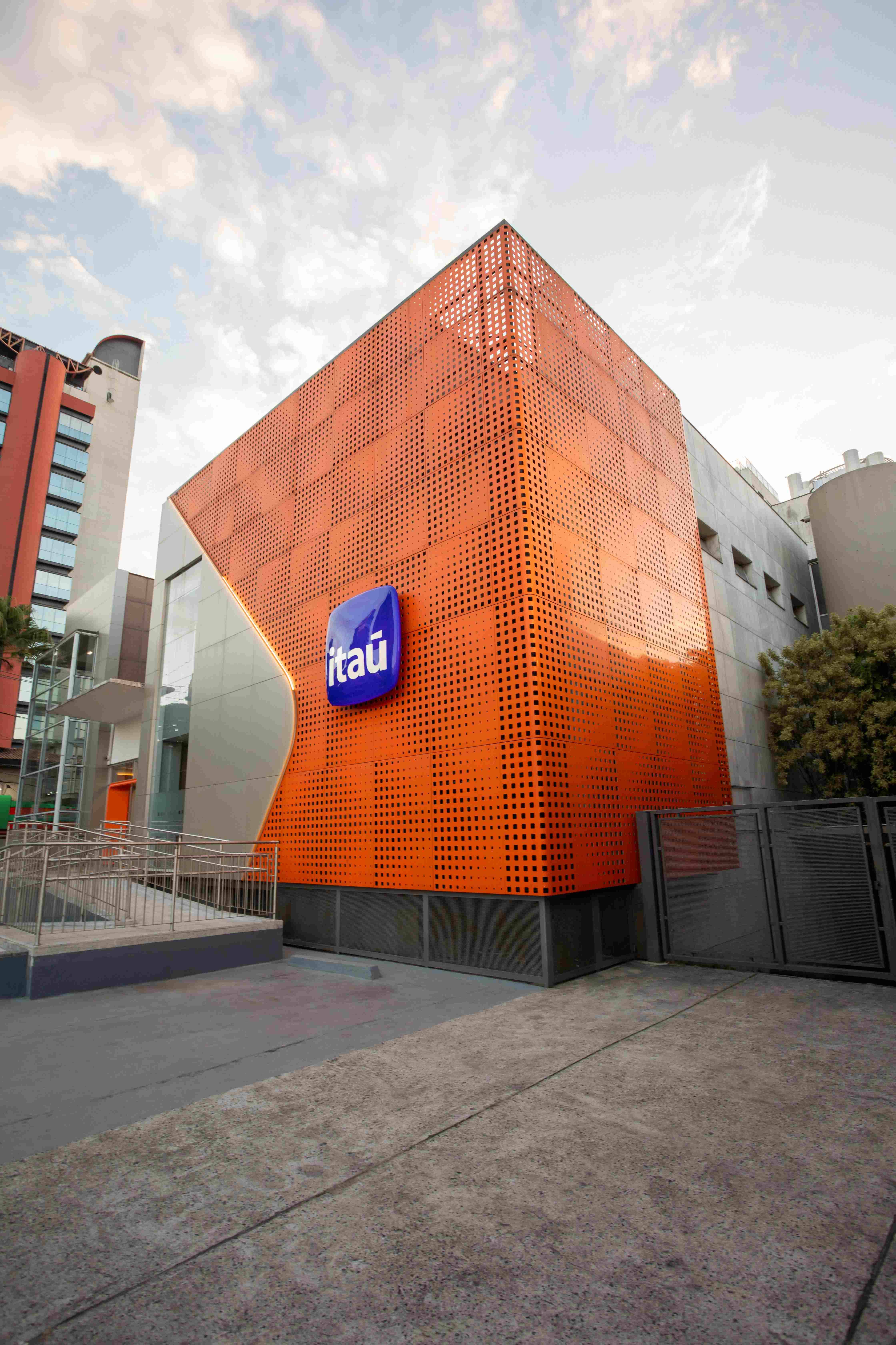 itaú agência abril 2024