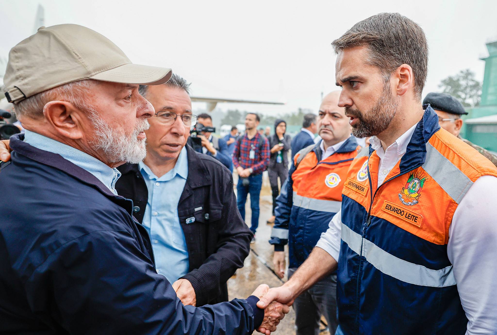 Presidente Lula cumprimenta o governador do Rio Grande do Sul, Eduardo Leite (PSDB), em visita a regiões castigadas por  inundações (Foto: Ricardo Stuckert/PR)