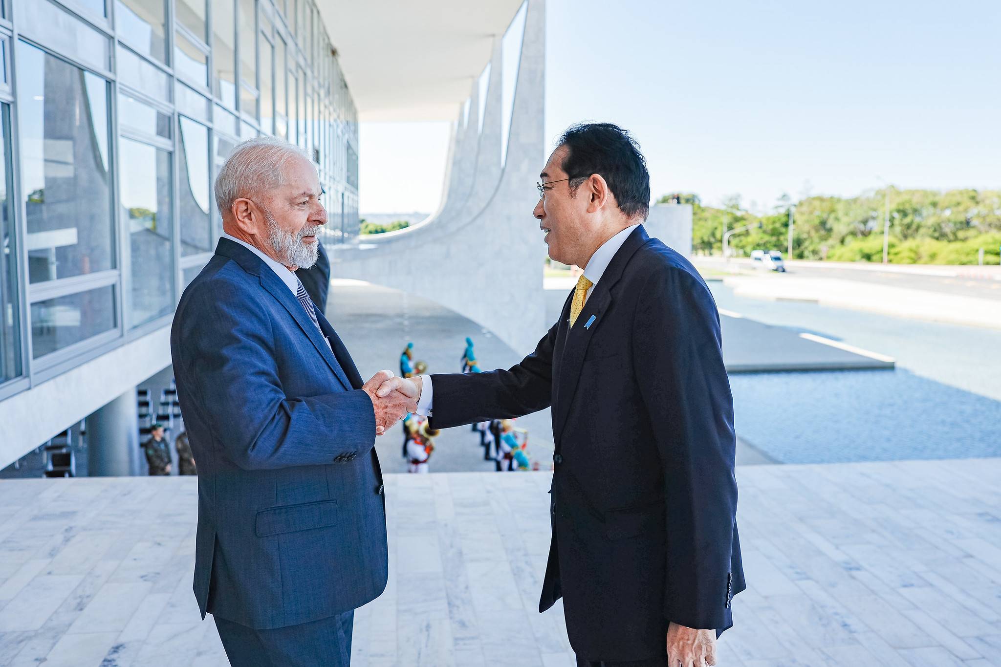 O presidente Luiz Inácio Lula da Silva (PT) recebe o primeiro-ministro do Japão, Fumio Kishida (Foto: Ricardo Stuckert/PR)