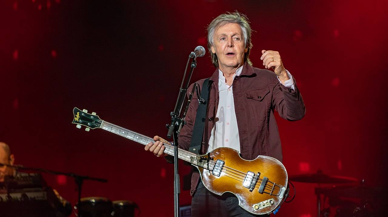 Paul McCartney em apresentação. (Foto: Raph_PH/ Wikimedia Commons)