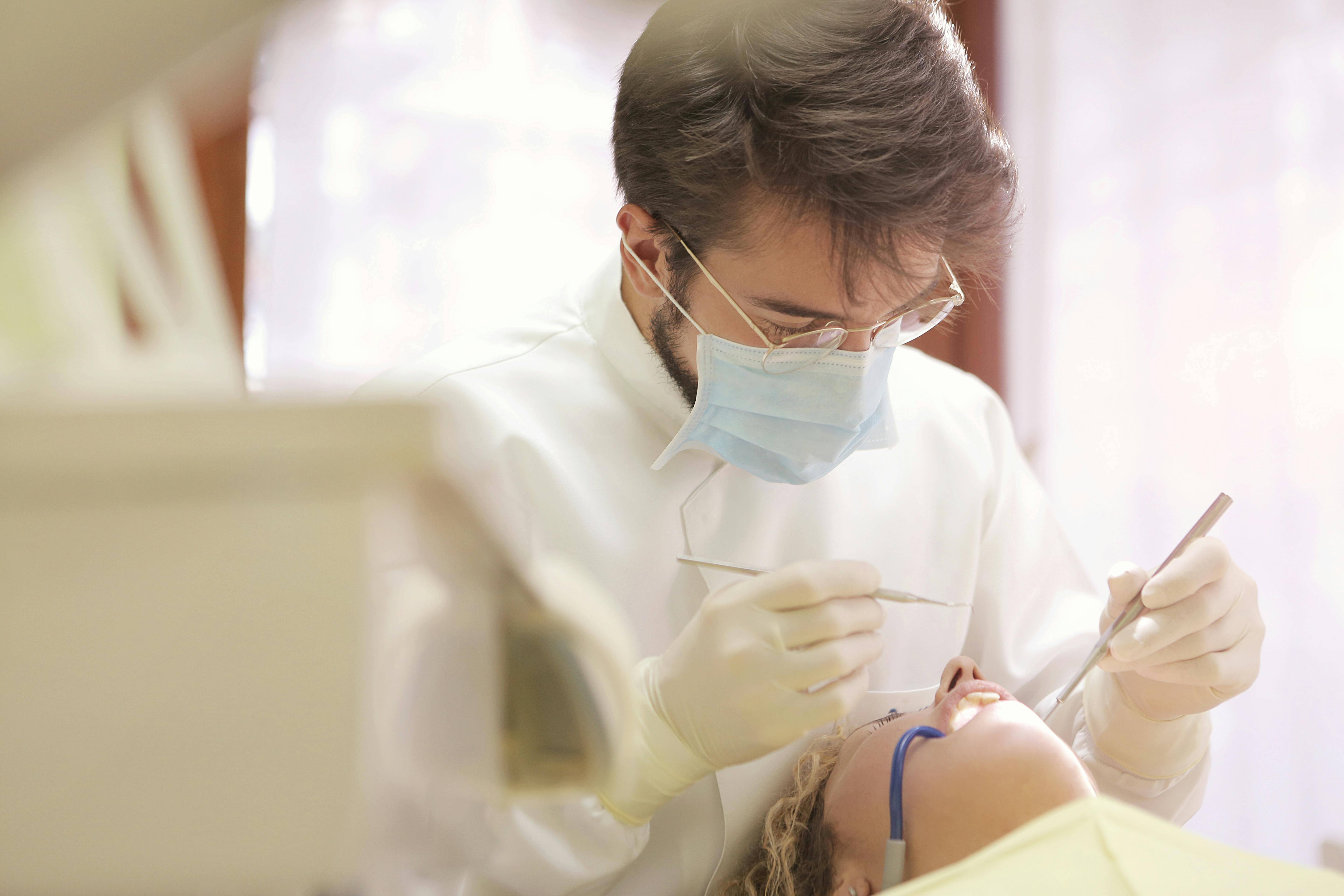Dentista atendendo uma mulher