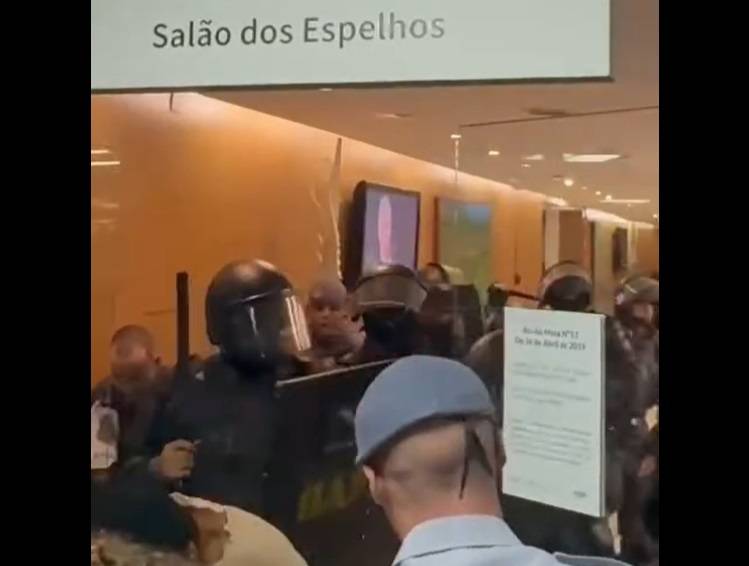 Estudantes protestaram contra o projeto das escolas cívico-militares e foram reprimidos pela Polícia Militar (PM) (Foto: Reprodução/redes sociais)
