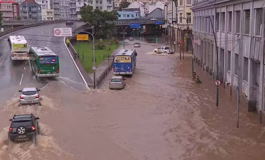 Enchentes em Porto Alegre (RS) foram as maiores desde a década de 1940 (Foto: Reprodução/RBS TV)