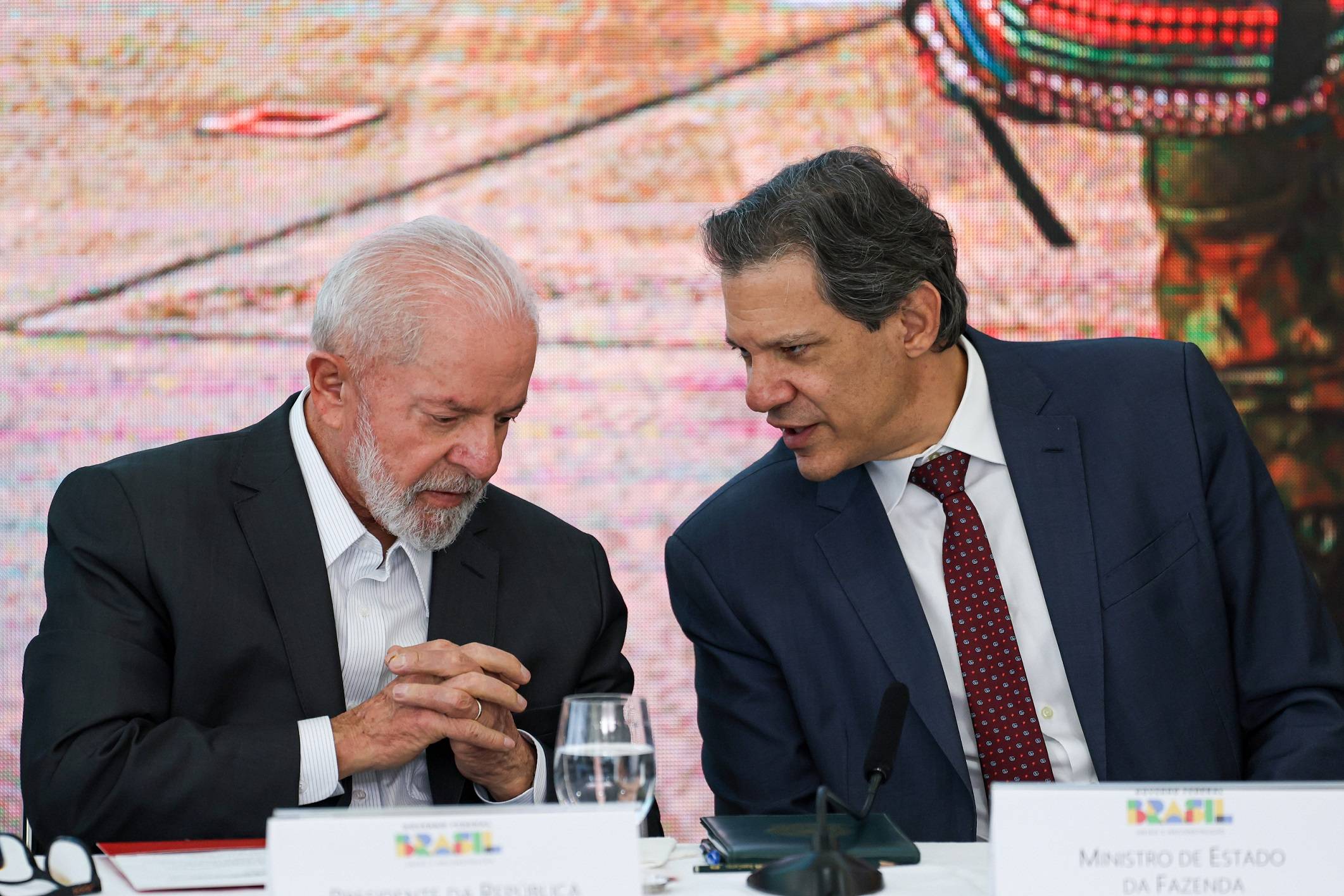 O presidente Luiz Inácio Lula da Silva (e) e o ministro da Fazenda, Fernando Haddad (d), durante anuncio de novas medidas de ajuda e apoio ao Rio Grande do Sul Foto: José Cruz/Agência Brasil