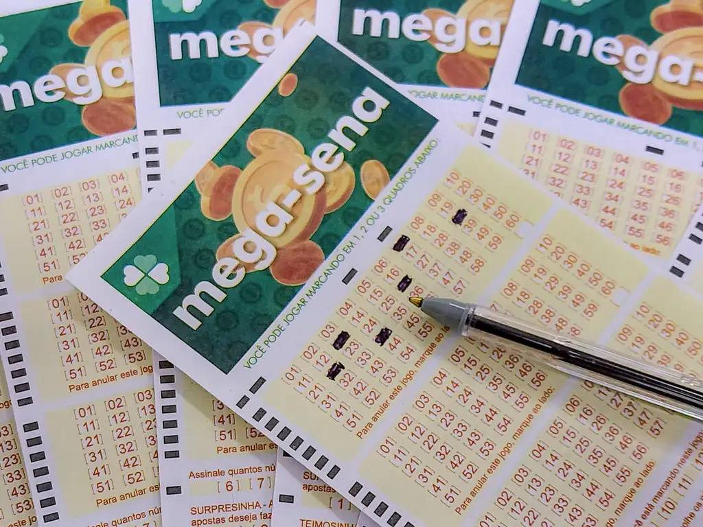 Volantes da Mega Sena sendo preenchidos para apostas em casas lotéricas da Caixa (Foto: Rafa Neddermeyer/Agência Brasil)

