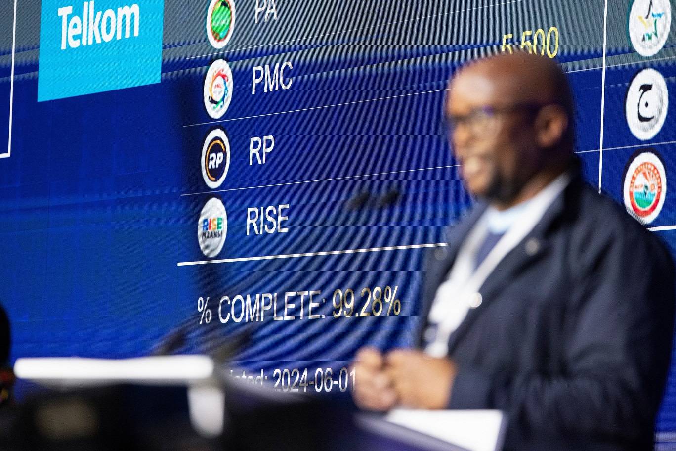 Mosotho Moepya, presidente da Comissão Eleitoral (IEC) da África do Sul, fala durante uma coletiva de imprensa. (Foto: REUTERS/Alet Pretorius)