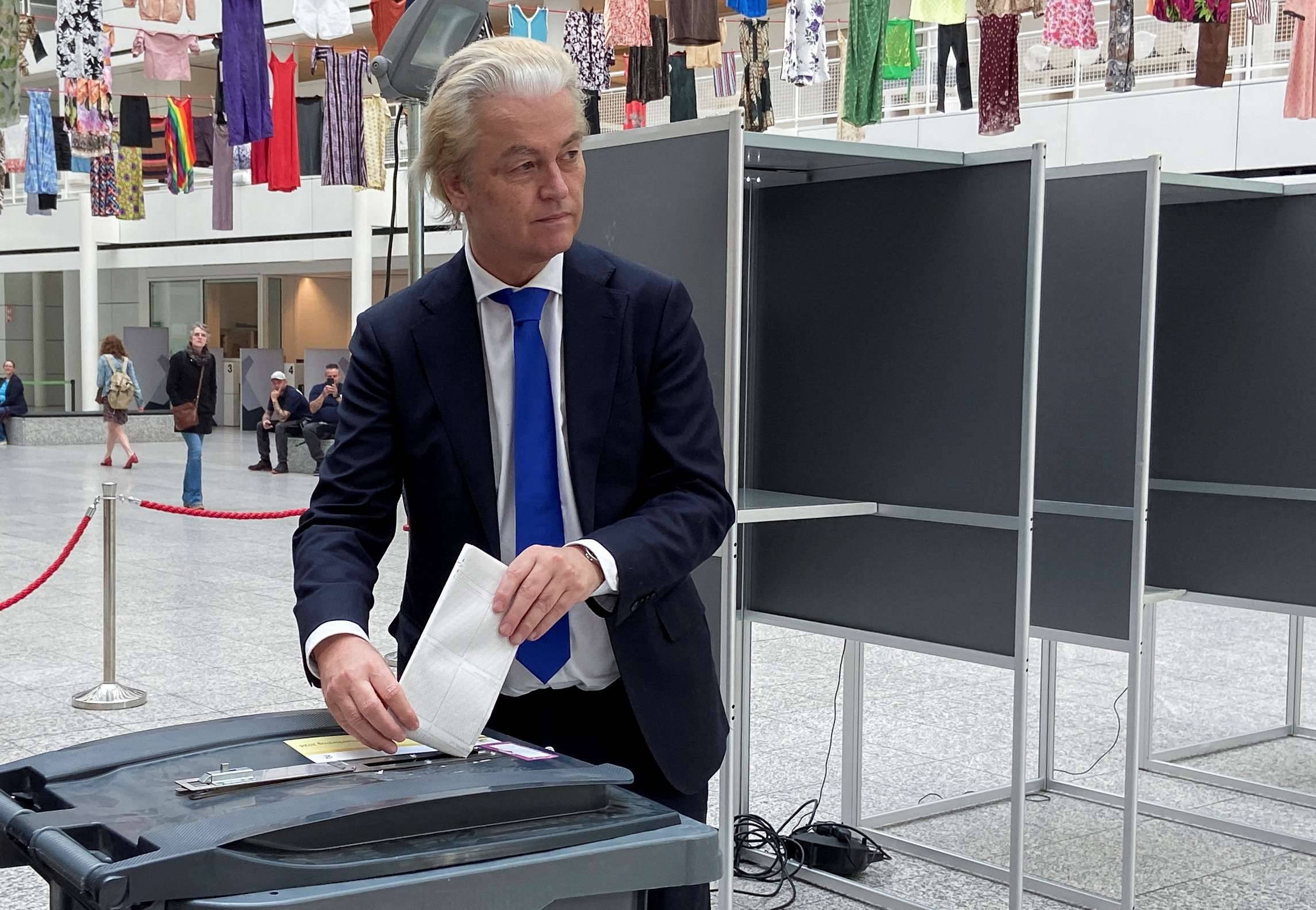 O líder da extrema-direita da Holanda, Geert Wilders, vota nas eleições para o Parlamento Europeu, em Haia - 06/06/2024 (Foto: Lewis Macdonald/Reuters)