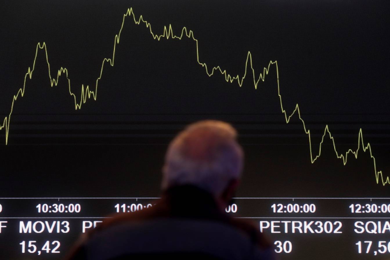 Homem observa painel na B3
28/10/2021. Foto:
REUTERS/Amanda Perobelli