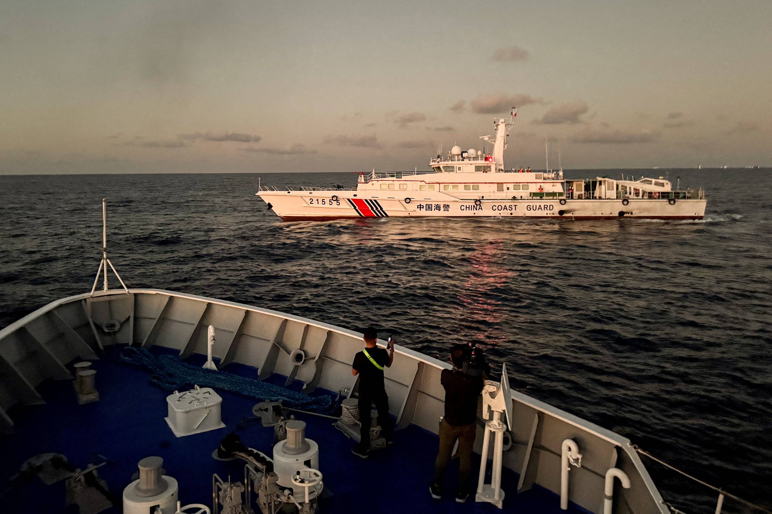 Navio da Guarda Costeira chinesa bloqueia embarcação filipina a caminho do Second Thomas Shoal, no Mar da China Meridional
(REUTERS/Adrian Portugal)