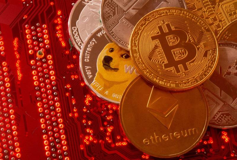 Representações das criptomoedas Bitcoin, Ethereum, DogeCoin, Ripple, Litecoin  e placa de circuitos em imagem ilustrativa - 
29/06/2021
(Foto: REUTERS/Dado Ruvic/Illustração)