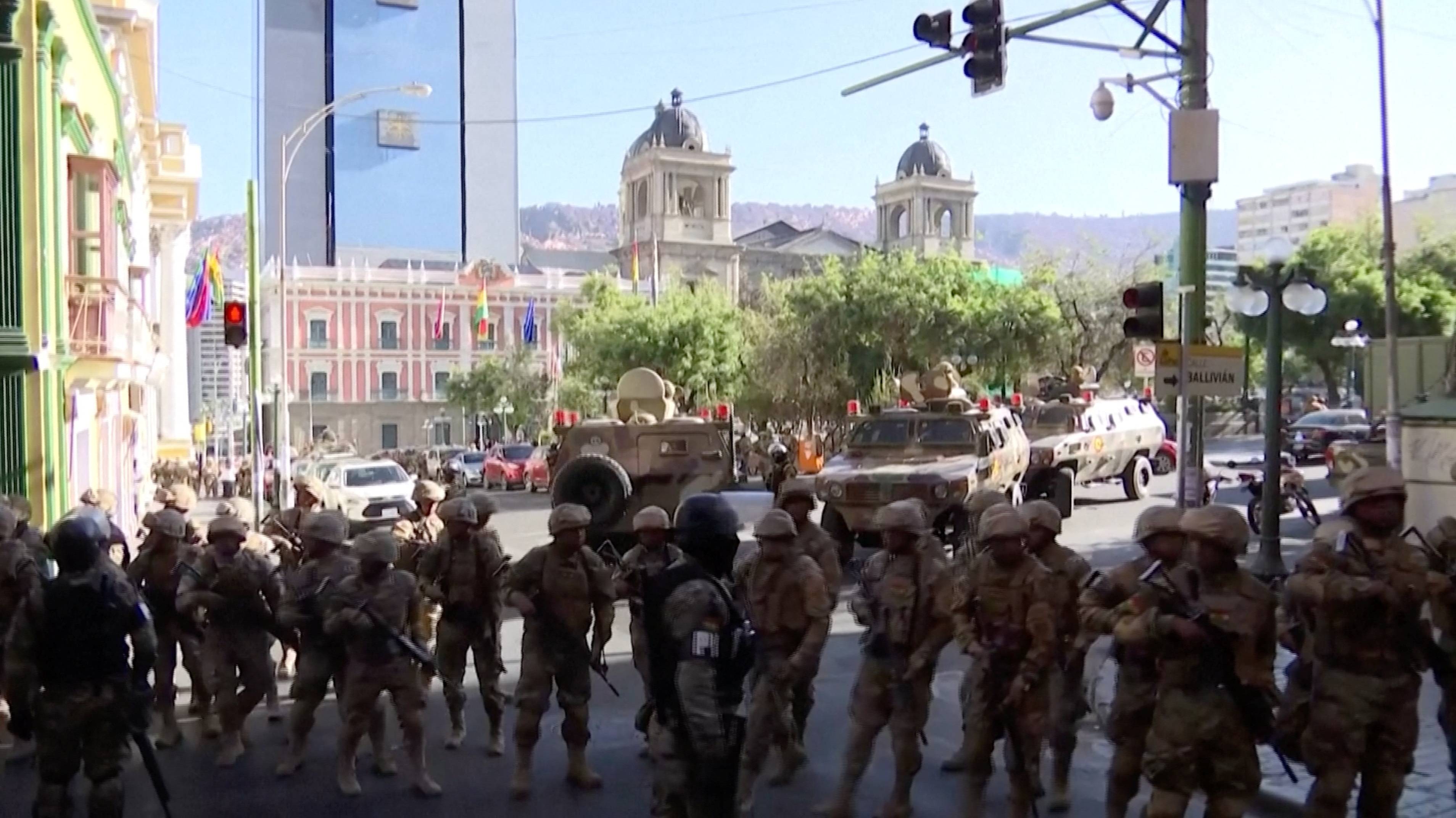 Militares mobilizados em La Paz, conforme presidente da Bolívia denuncia tentativa de golpe, em imgaem obtida de video
26/06/2024
REUTERS TV via REUTERS