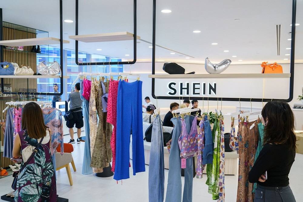 Roupas à venda na sede da Shein, em Cingapura. (Foto: Ore Huiying/Bloomberg)