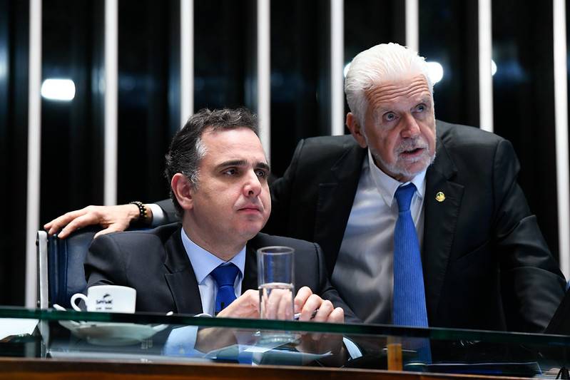 O presidente do Senado Federal, Rodrigo Pacheco (PSD-MG), e o líder do governo no Senado Federal, Jaques Wagner (PT-BA), durante sessão no plenário (
Foto: Marcos Oliveira/Agência Senado)