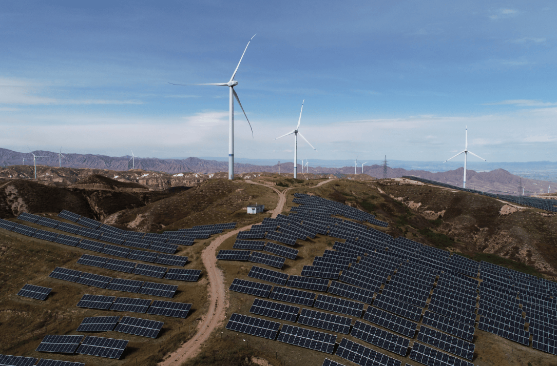 Parque híbrido, com turbinas eólicas e painéis fotovoltaicos, em empreendimento da Spic em Zhangjiakou (REUTERS)

