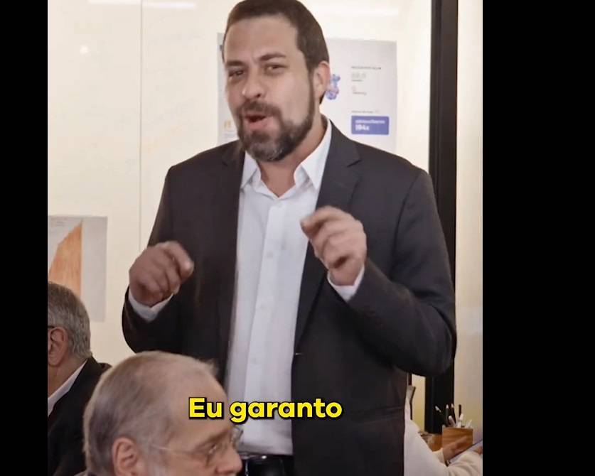 O deputado federal Guilherme Boulos (PSOL-SP), pré-candidato à prefeitura de São Paulo (SP), divulgou vídeo com a equipe que elabora plano de governo (Foto: Reprodução/redes sociais)