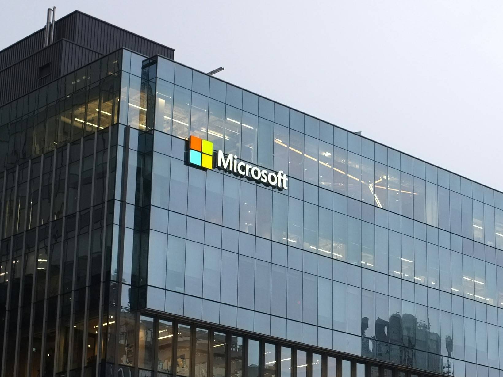 Prédio da Microsoft em Vancouver, Canadá. (Foto: Matthew Manuel/ Unsplash)