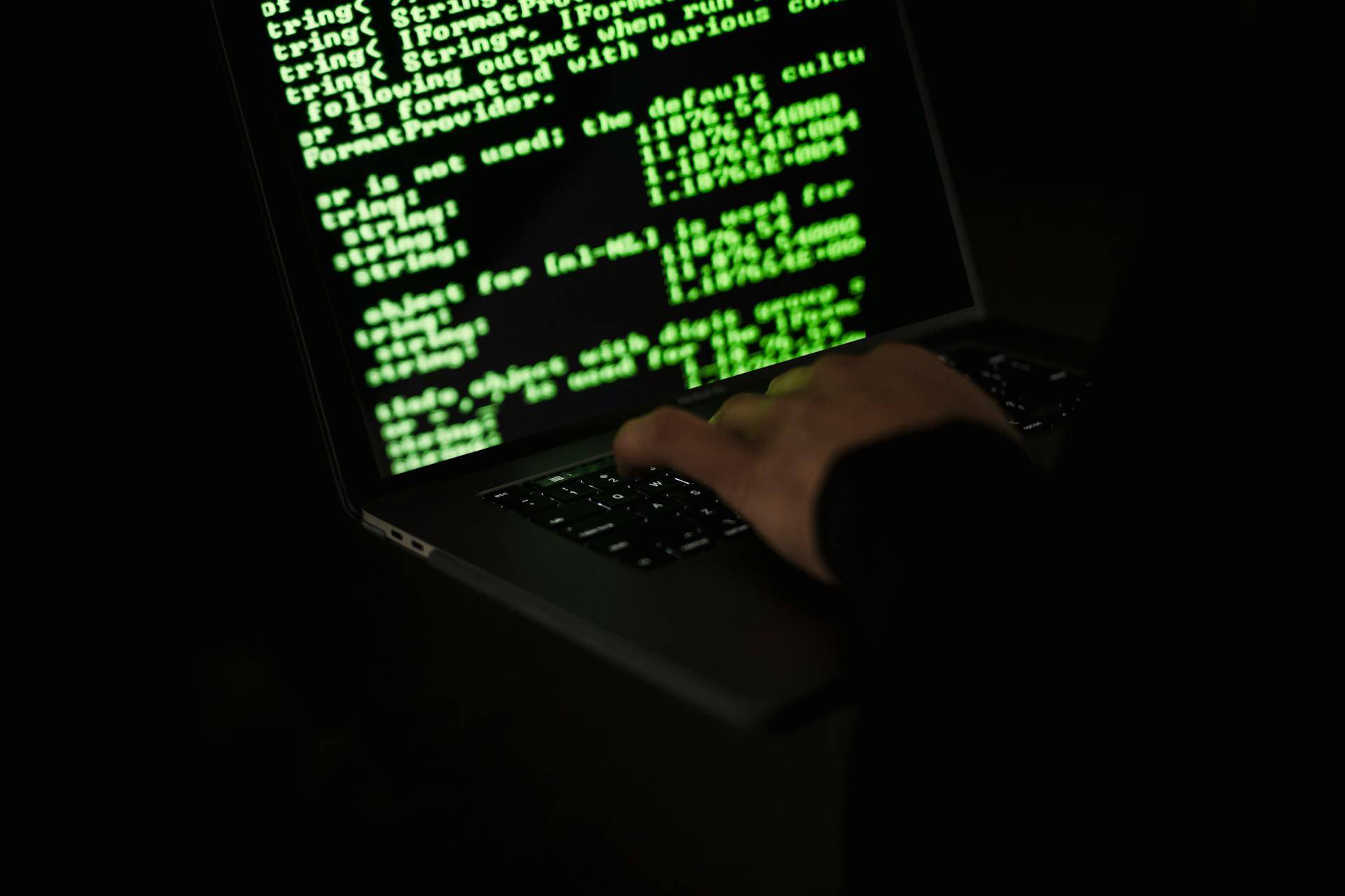 Pessoa em frente a computador, simulando um ataque hacker (Foto: Pexels/Sora Shimazaki)