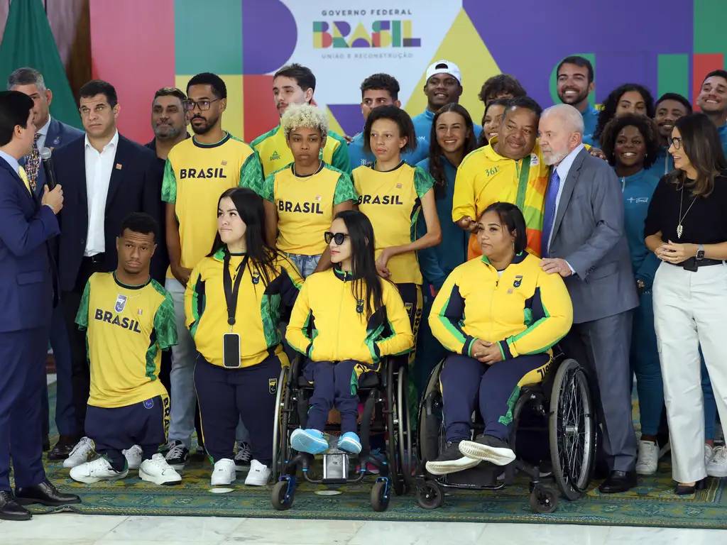 O presidente Luiz Inácio Lula da Silva e o ministro do Esporte André Fufuca participam de encontro com atletas paralímpicos e olímpicos brasileiros, no Palácio do Planalto (José Cruz/Agência Brasil)
