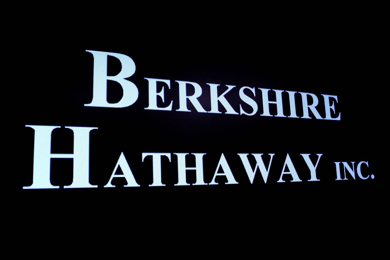 Logotipo da Berkshire Hathaway exibido em uma tela na Bolsa de Valores de Nova York (NYSE). 10/05/2023. (Foto: REUTERS/Brendan McDermid)