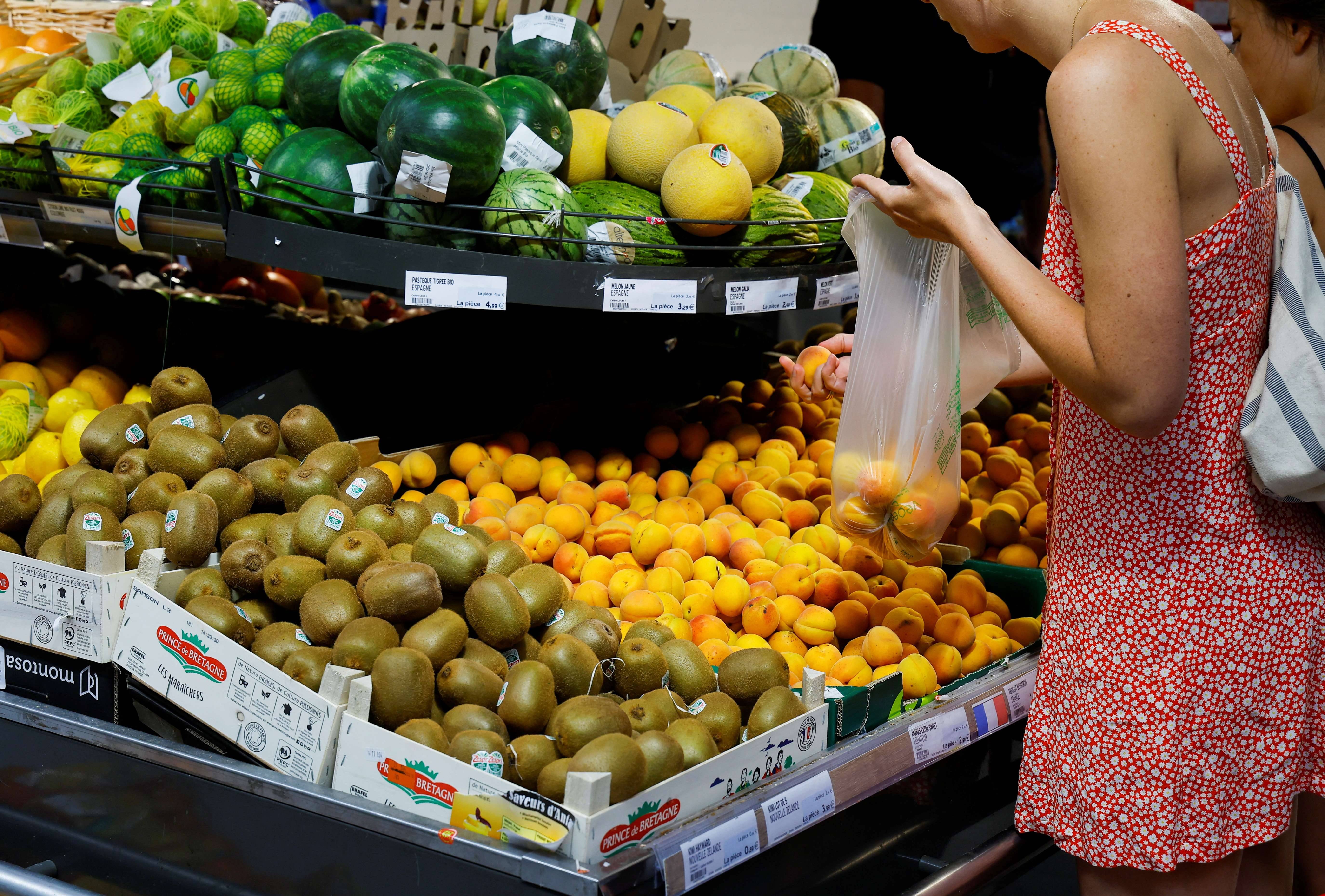 Consumidora em supermercado em Nice, na França (Foto: Eric Gaillard/Reuters)