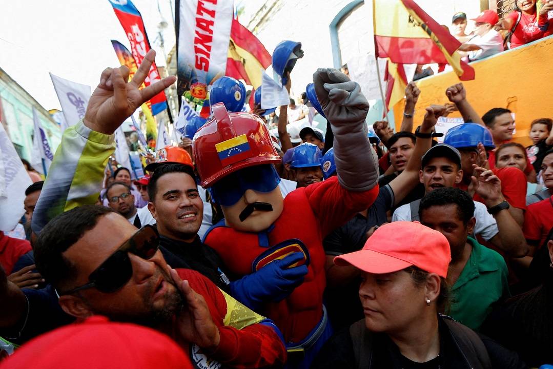 Pessoas em ato de apoio ao presidente Maduro da Venezuela, em Caracas - 
20/06/2024
(Foto: Leonardo Fernandez Viloria/Reuters)