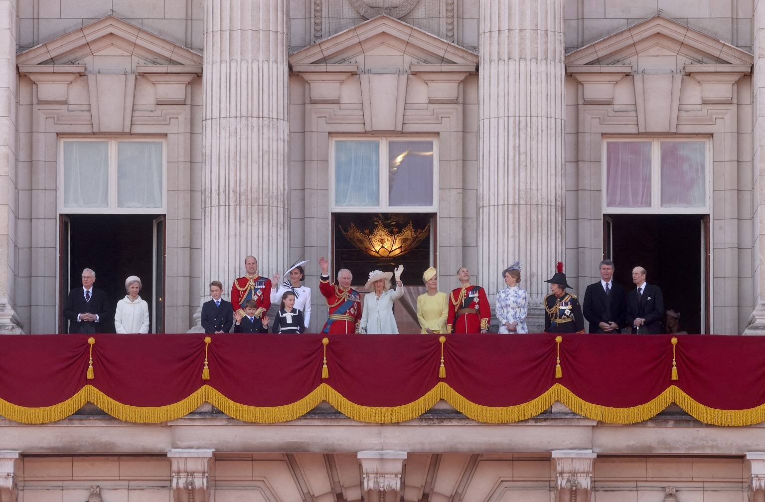 Família real britânica aparecem na sacada do Palácio de Buckingham como parte de desfile para homenagear o Rei Charles da Grã-Bretanha em seu aniversário oficial em Londres, Grã-Bretanha, 15 de junho de 2024. REUTERS/Hollie Adams/Foto de arquivo