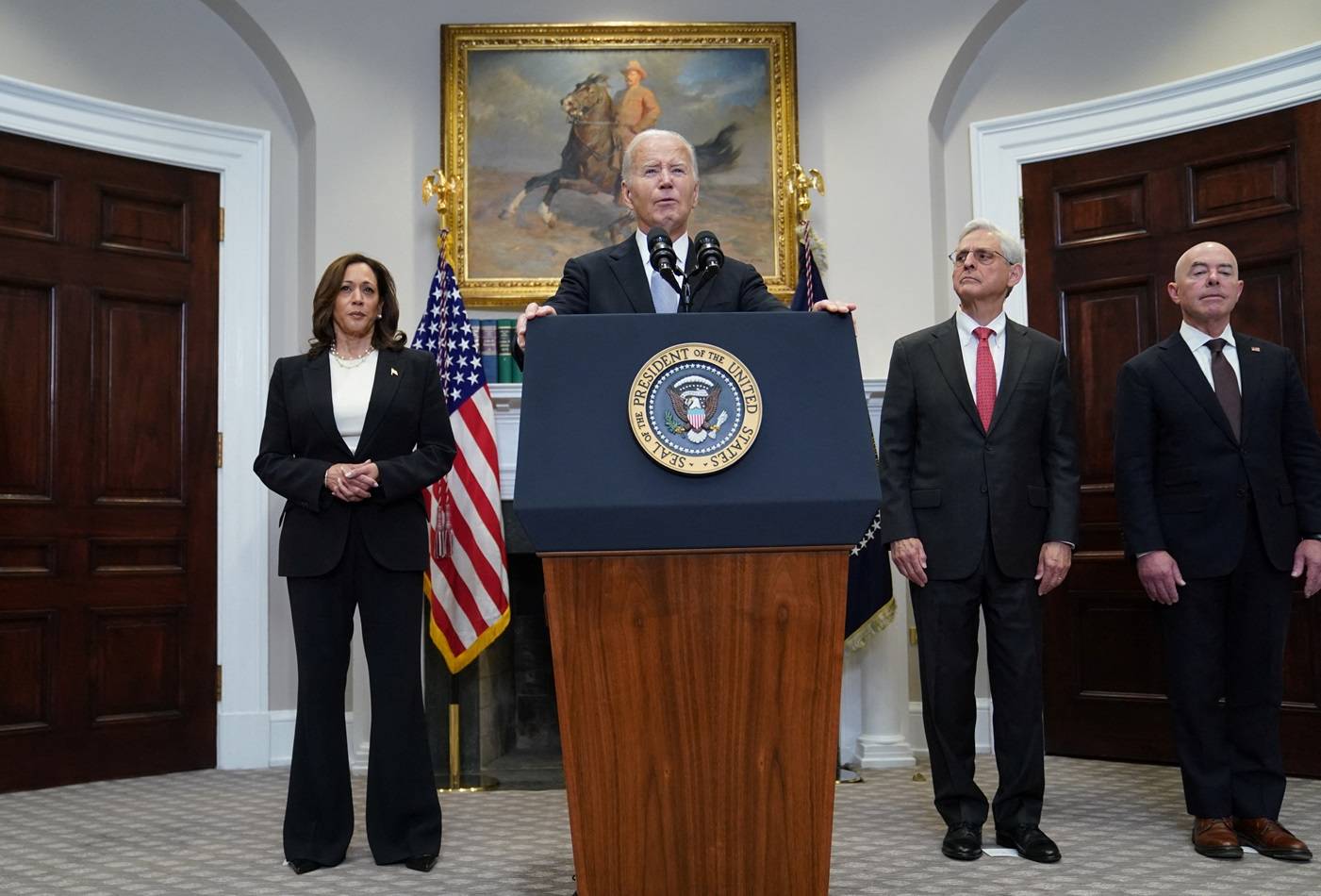 Presidente dos EUA, Joe Biden, acompanhado pela Vice-Presidente Kamala Harris, pelo Procurador-Geral Merrick Garland e pelo Secretário de Segurança Interna Alejandro Mayorkas enquanto faz uma declaração um dia após o desafiante republicano Donald Trump ser baleado em um comício de campanha, durante breves observações na Casa Branca em Washington, EUA, 14 de julho de 2024. REUTERS/Nathan Howard