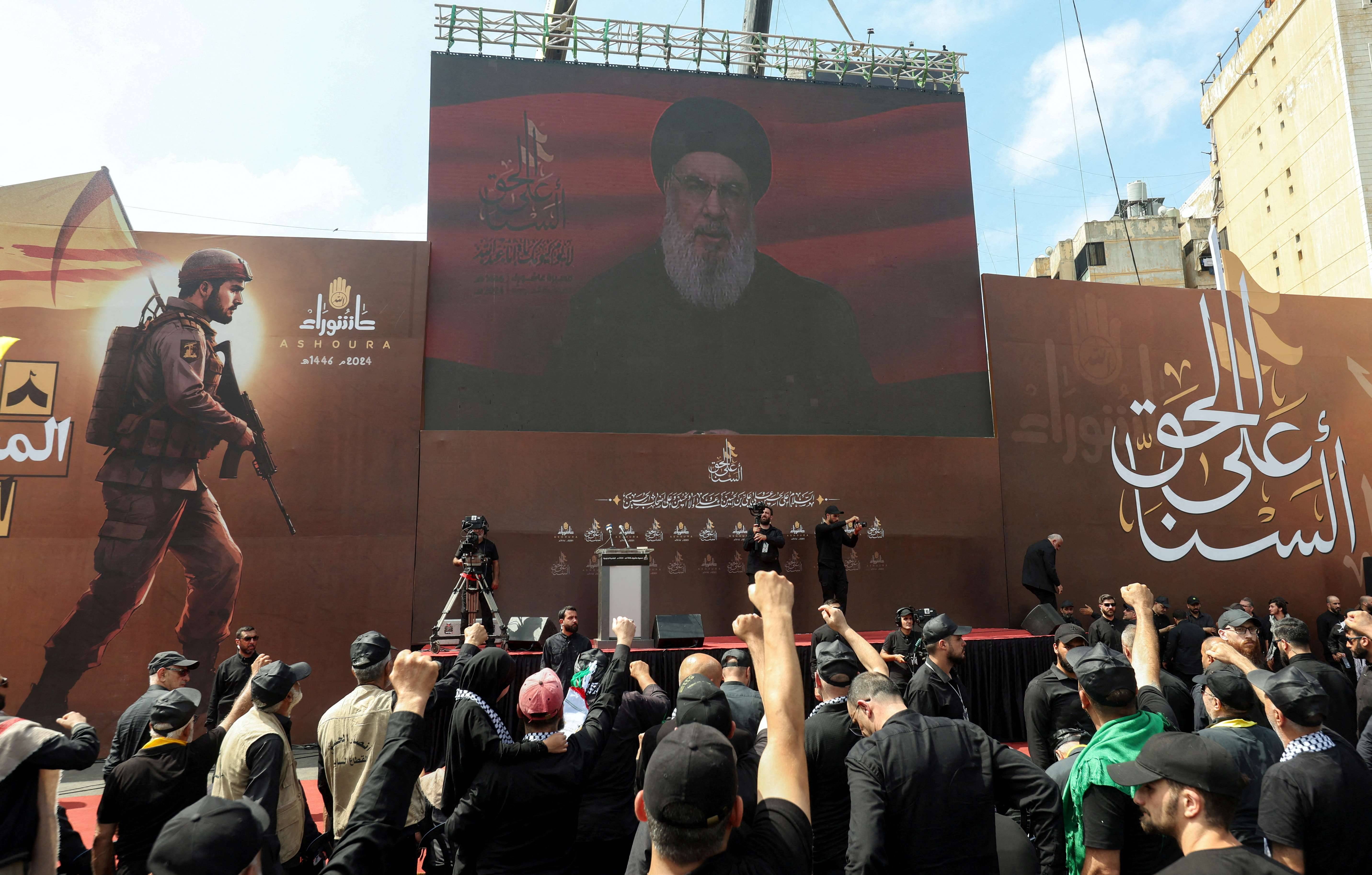 O líder do Hezbollah Sayyed Hassan Nasrallah em telão em Beirute - 17/7/2024 (Foto: Aziz Taher/Reuters)