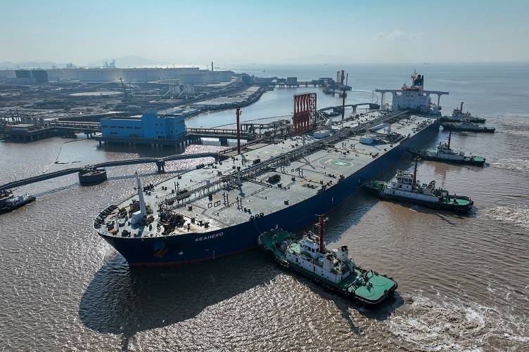 Vista aérea mostra petroleiro em um terminal de petróleo na ilha de Waidiao, em Zhoushan, China (Foto: China Daily via REUTERS)