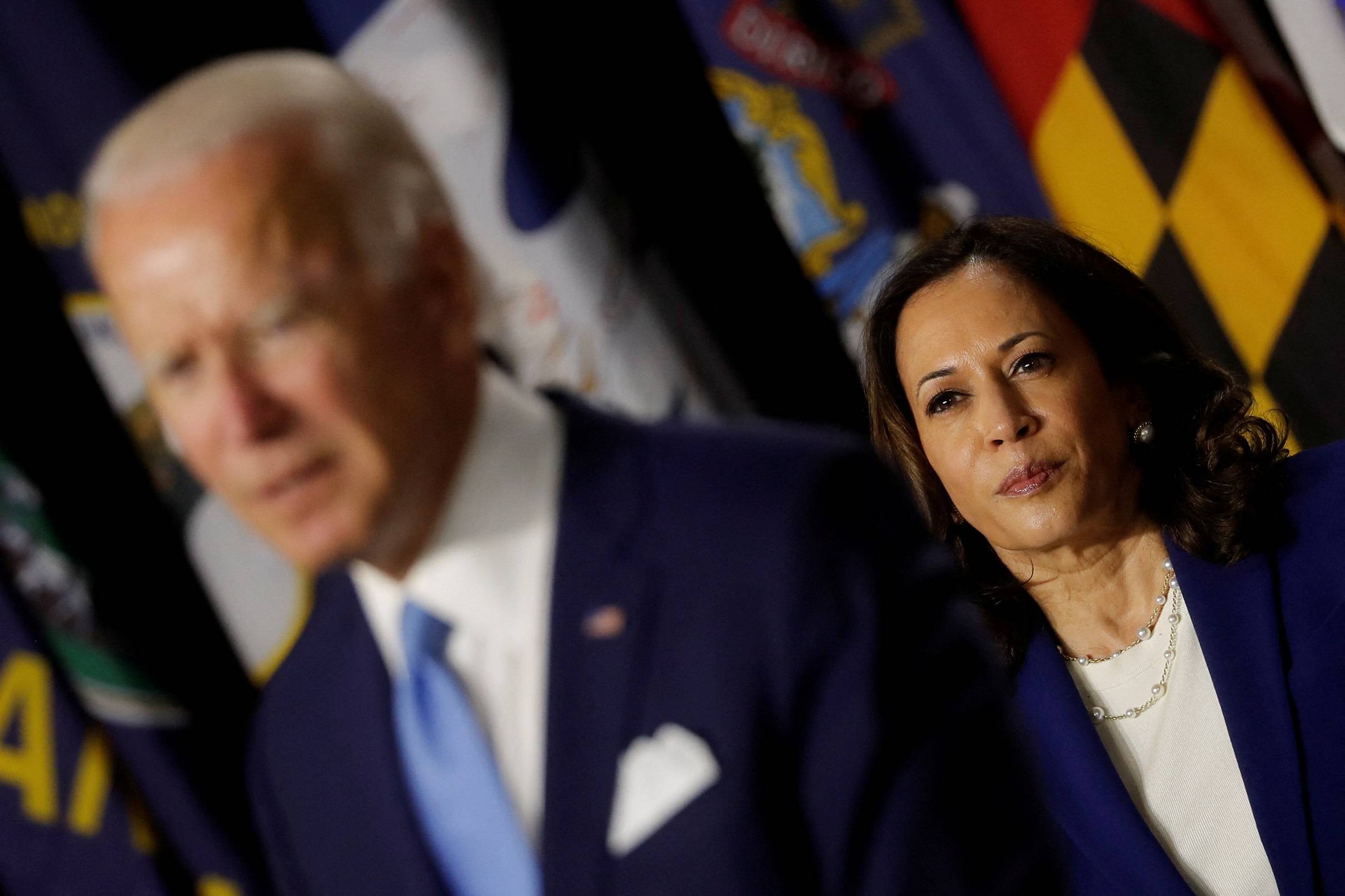 A vice-presidente Kamala Harris observa o presidente Joe Biden em evento de campanha (REUTERS/Carlos Barria)