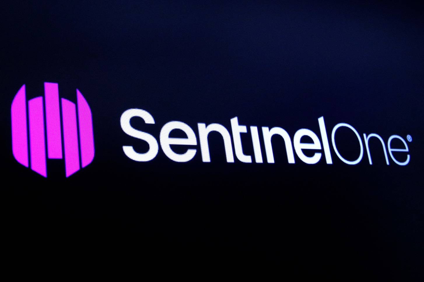 Logo da SentinelOne na bolsa de Nova York (REUTERS/Brendan McDermid)