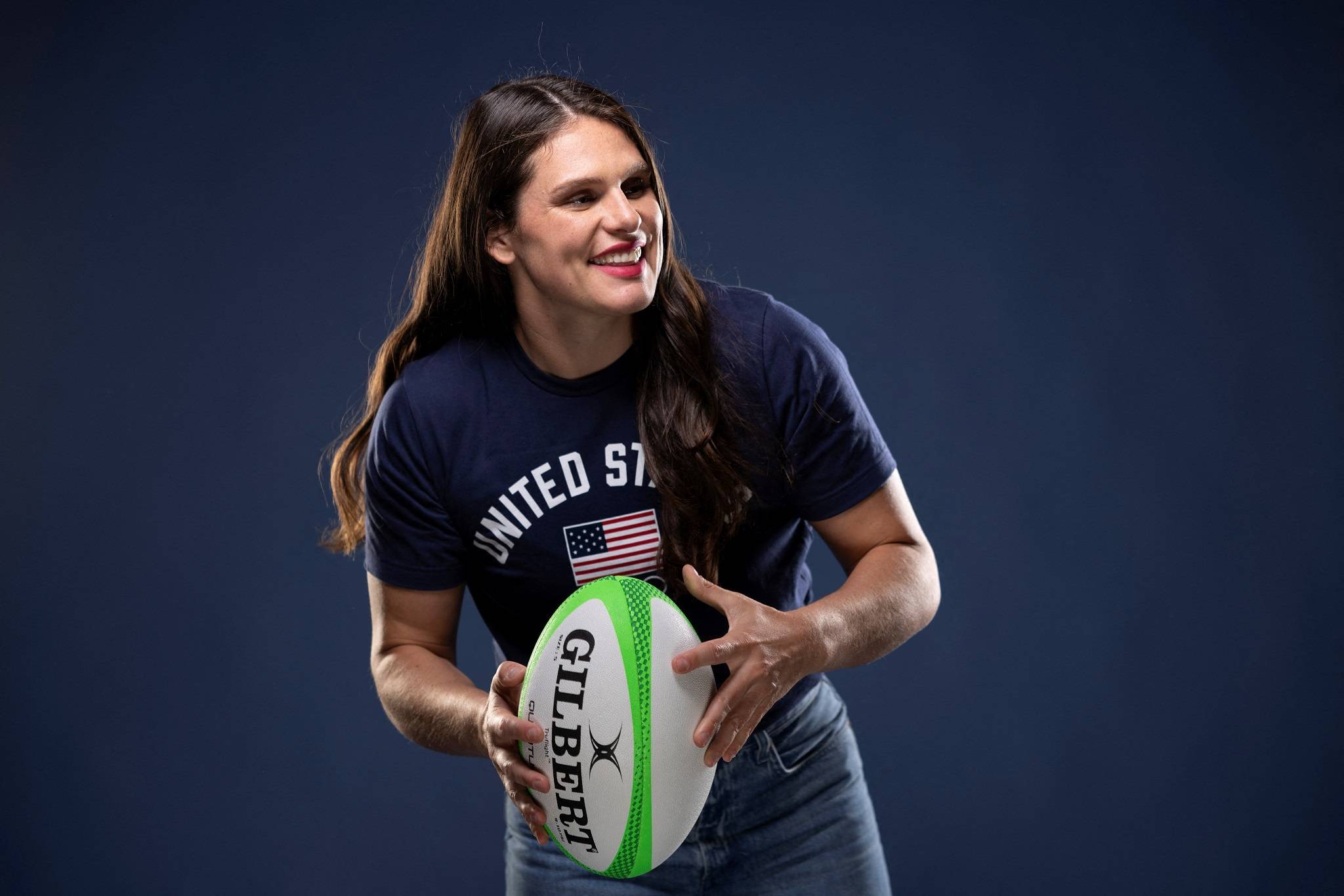 Jogadora norte-americana de rugbi Ilona Maher posa para foto durante evento de mídia da equipe dos EUA que vai á Olimpíada de Paris, em Nova York (REUTERS/Andrew Kelly)