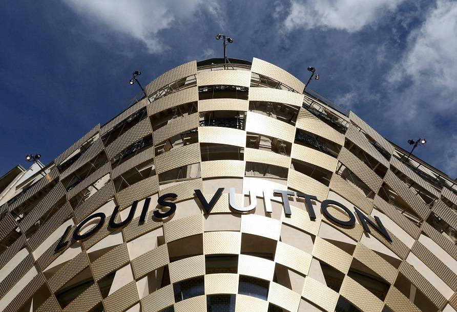 Logotipo da Louis Vuitton em uma loja na avenida Champs-Elysées em Paris, França, em 15 de abril de 2024 (REUTERS/Manon Cruz/Foto de arquivo)