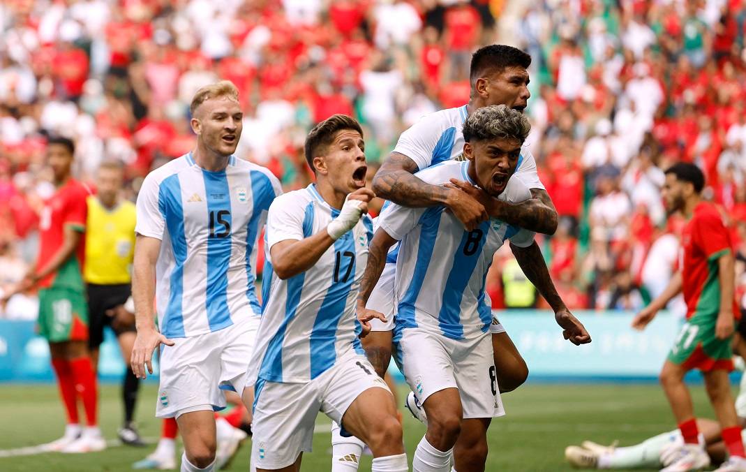Cristian Medina, da Argentina, comemora o segundo gol marcado com seus companheiros de equipe nos Jogos Olímpicos de Paris 2024 (REUTERS/Thaier Al-Sudani)