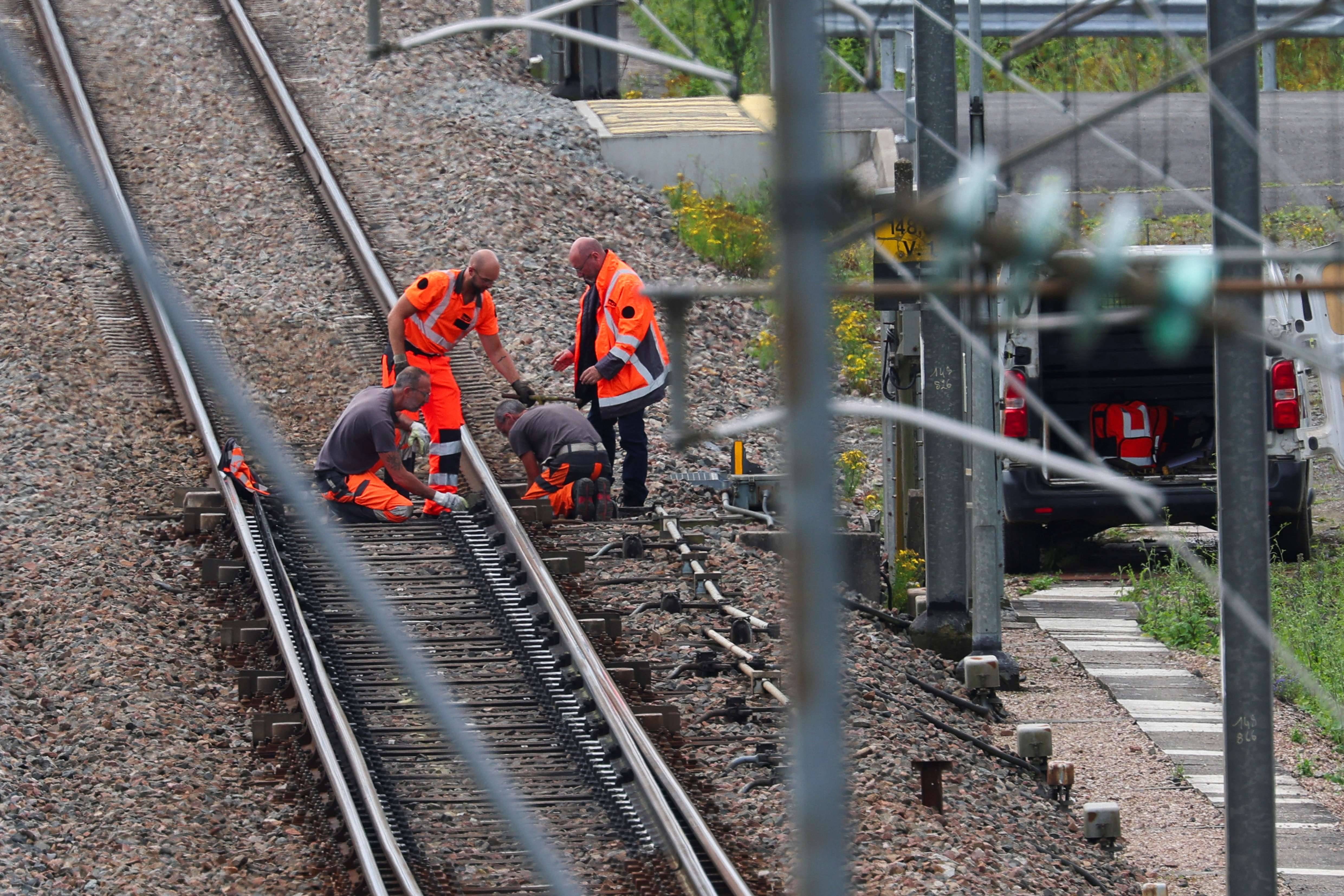 Trabalhadores ferroviários da SNCF e policiais trabalham no local onde vândalos atacaram a rede de trens de alta velocidade da França – 26/07/2024 (Foto: Brian Snyder/Reuters)