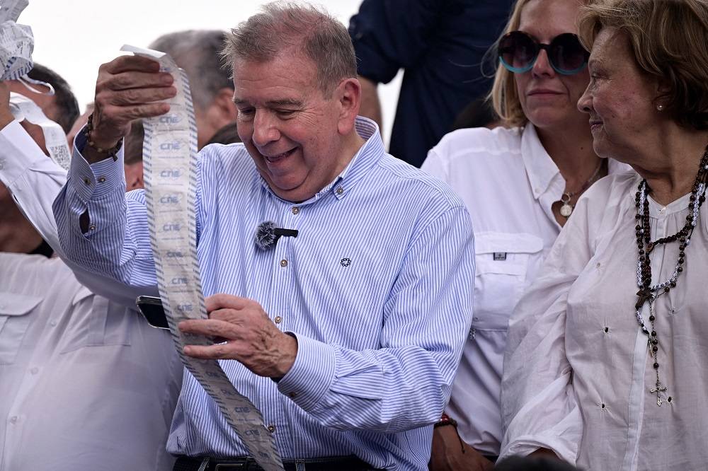 O ex-candidato da oposição, Edmundo González, segura registros eleitorais durante protesto em Caracas, na Venezuela 30/07/2024 (Foto: Gaby Oraa/Reuters)