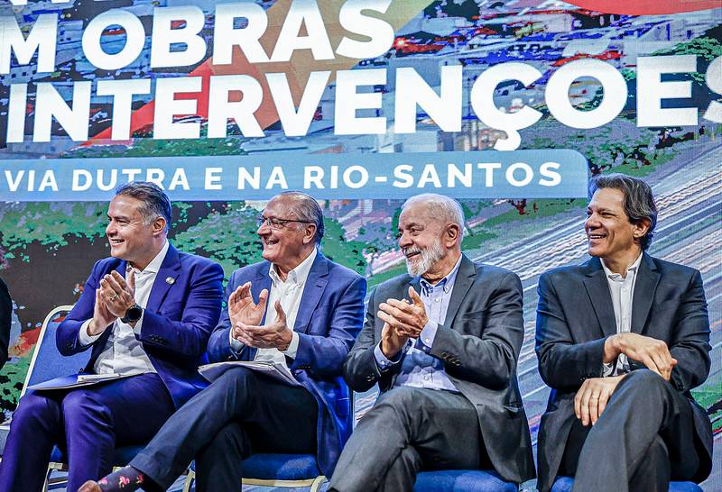 O presidente Luiz Inácio Lula da Silva (PT), o vice-presidente Geraldo Alckmin (PSB), e os ministros dos Transportes, Renan Calheiros Filho (MDB), e da Fazenda, Fernando Haddad (PT) em cerimônia de de anúncio de investimentos para execução de obras e intervenções na Via Dutra e Rio-Santos (Foto: Ricardo Stuckert / PR)