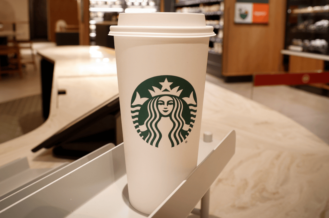 Copo da Starbucks em loja da rede em Nova York